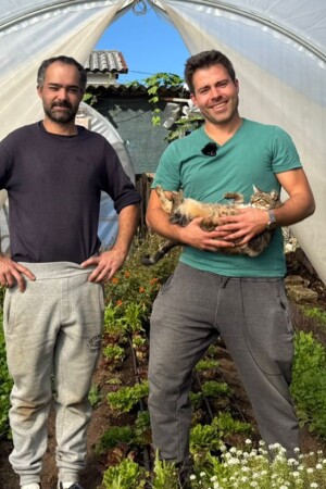 Tiago Carvalho e Francisco Macedo, dois amigos naturais de Famalicão, que produzem 4 toneladas de hortícolas por ano.